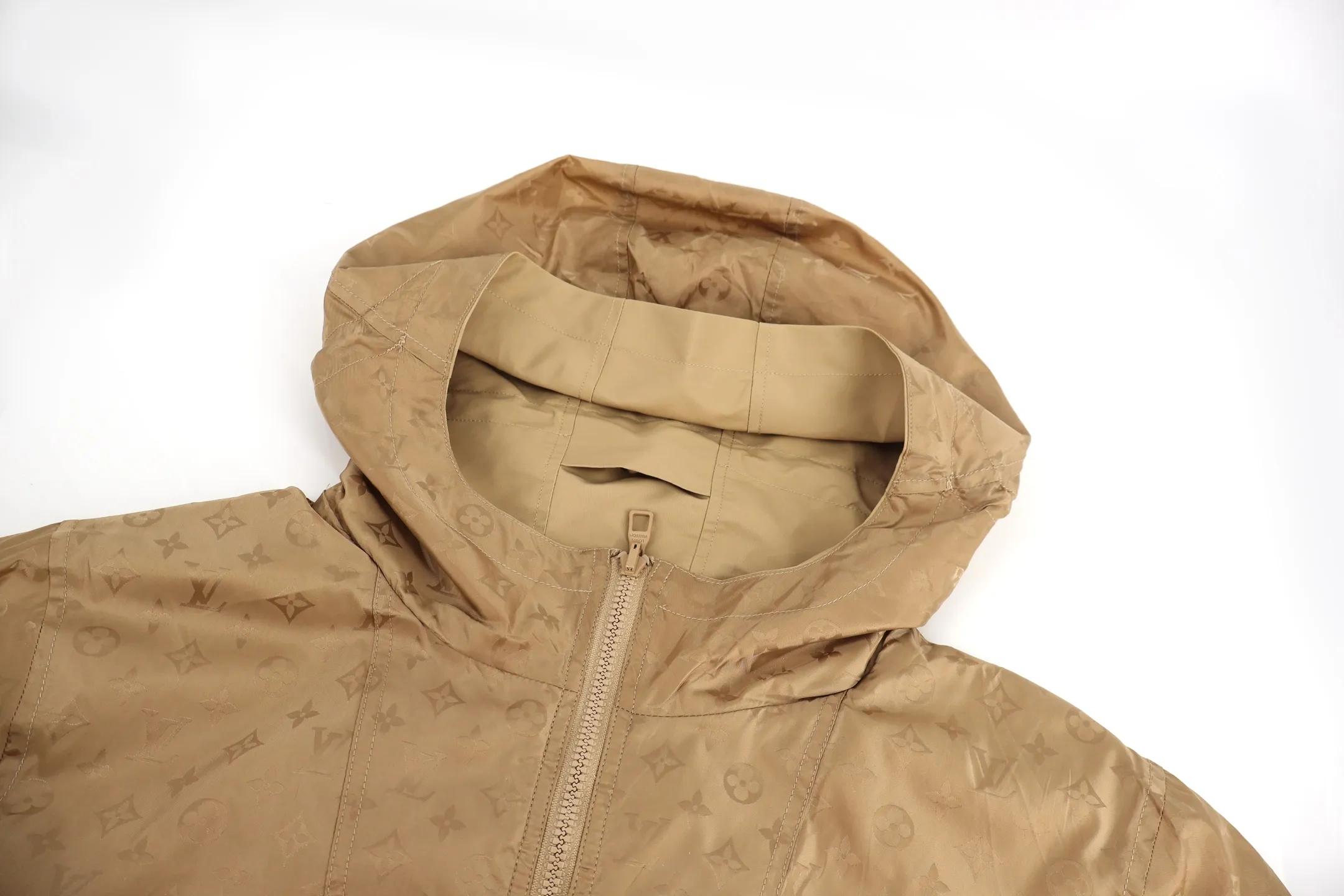 🅿️700 1v full-print double-sided windbreaker jacket (khaki color) original purchase 22600 This fabric is custom-woven with 50D imported full-gloss nylon yarn jacquard machine with 0.2*0.2 plaid and original plate. 100 mercerized fabric is used inside, which is expensive. Jacquard alignment technology is used. The whole garment has 36 pieces. It is very difficult to sew. All hardware is fully molded and customized. All patterns in the garment are fully aligned. The inside uses very complicated back and forth stitching to completely match the original. Size:46-48-50-52